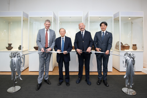 主禮嘉賓包括羅諾德博士、Alfons Knauf先生、關善明博士及三浦潤大使(從左至右)。
 